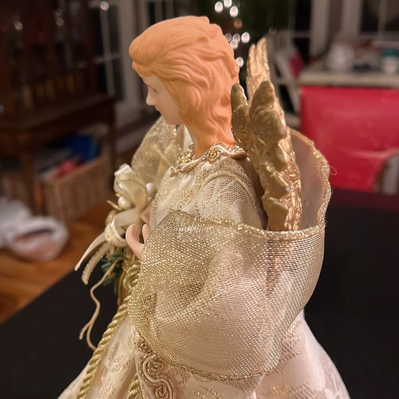 13 inch Regal Porcelain Angel - White & Cream - Picture 11 of 16